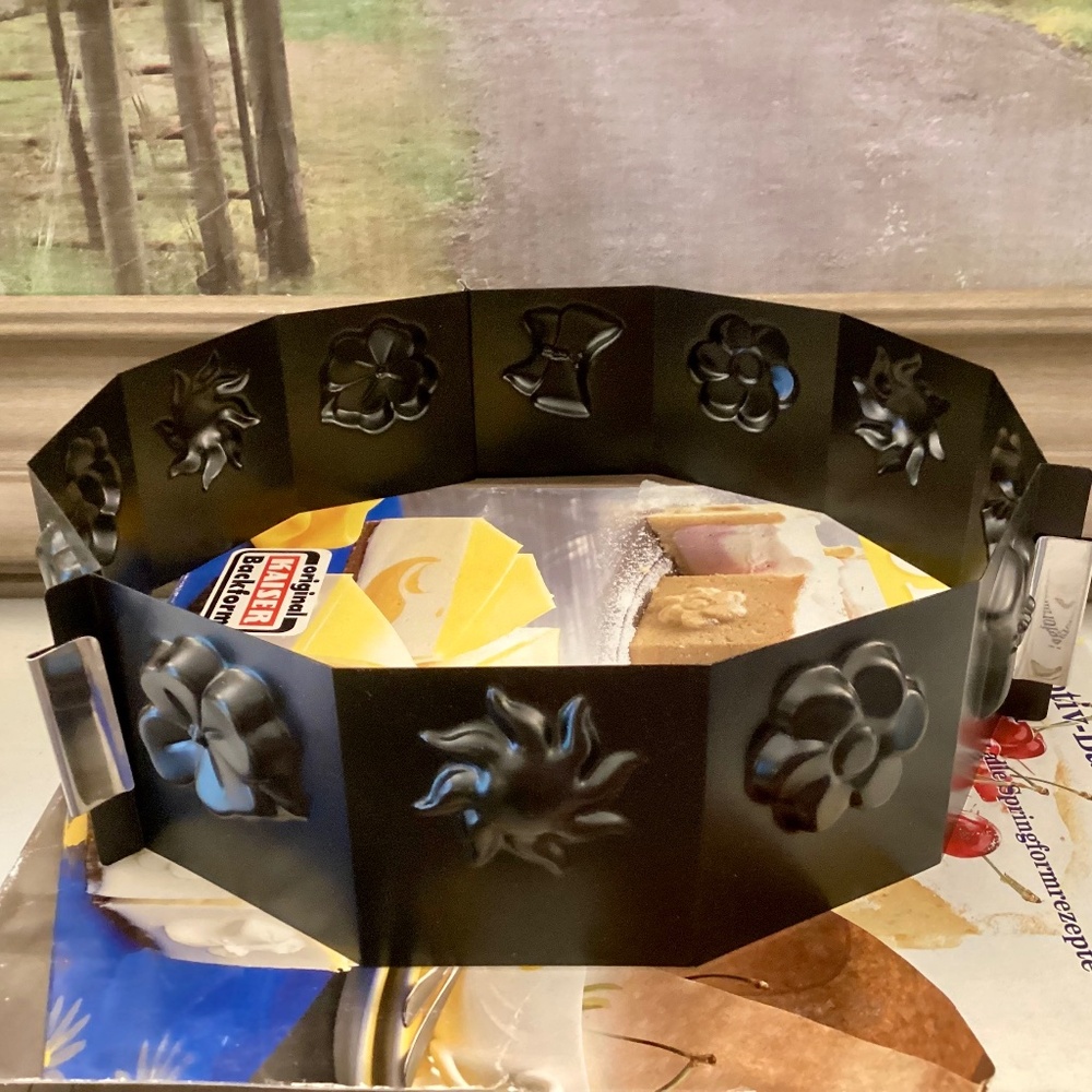 Original Kaiser Backform Non Stick Spring Form 3D Cake Ring 10” in Original Box